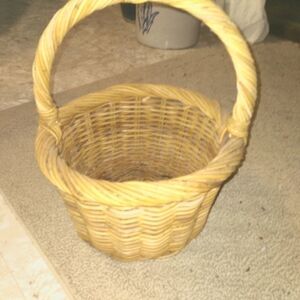 ɗ Nice thick heavy basket